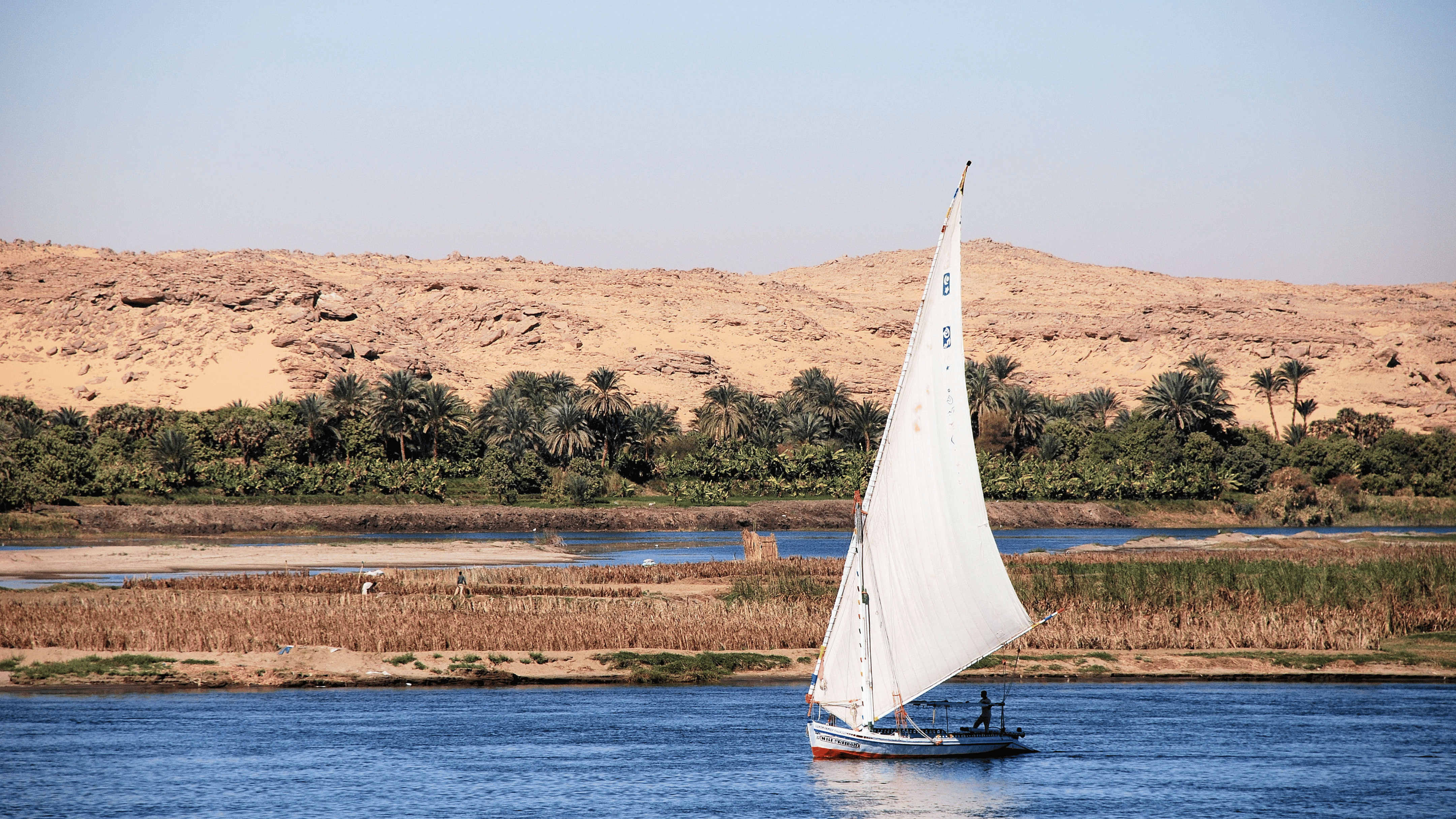 Felouque solitaire sur le Nil à Louxor