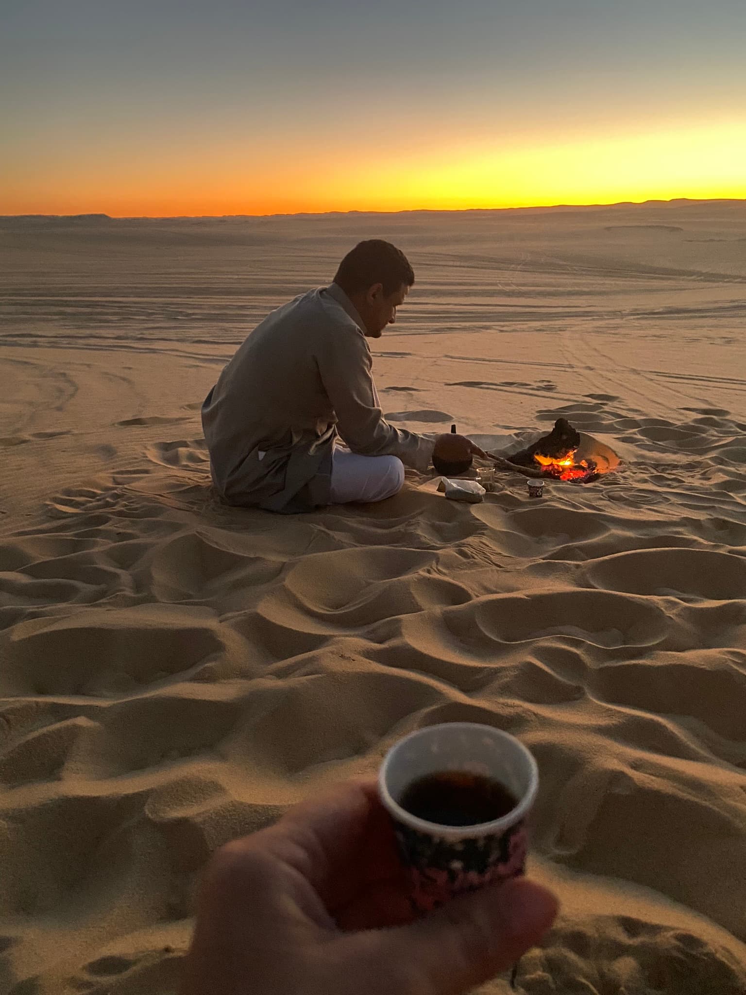 Guide préparant le thé au coucher de soleil, La Thébaïde, Louxor