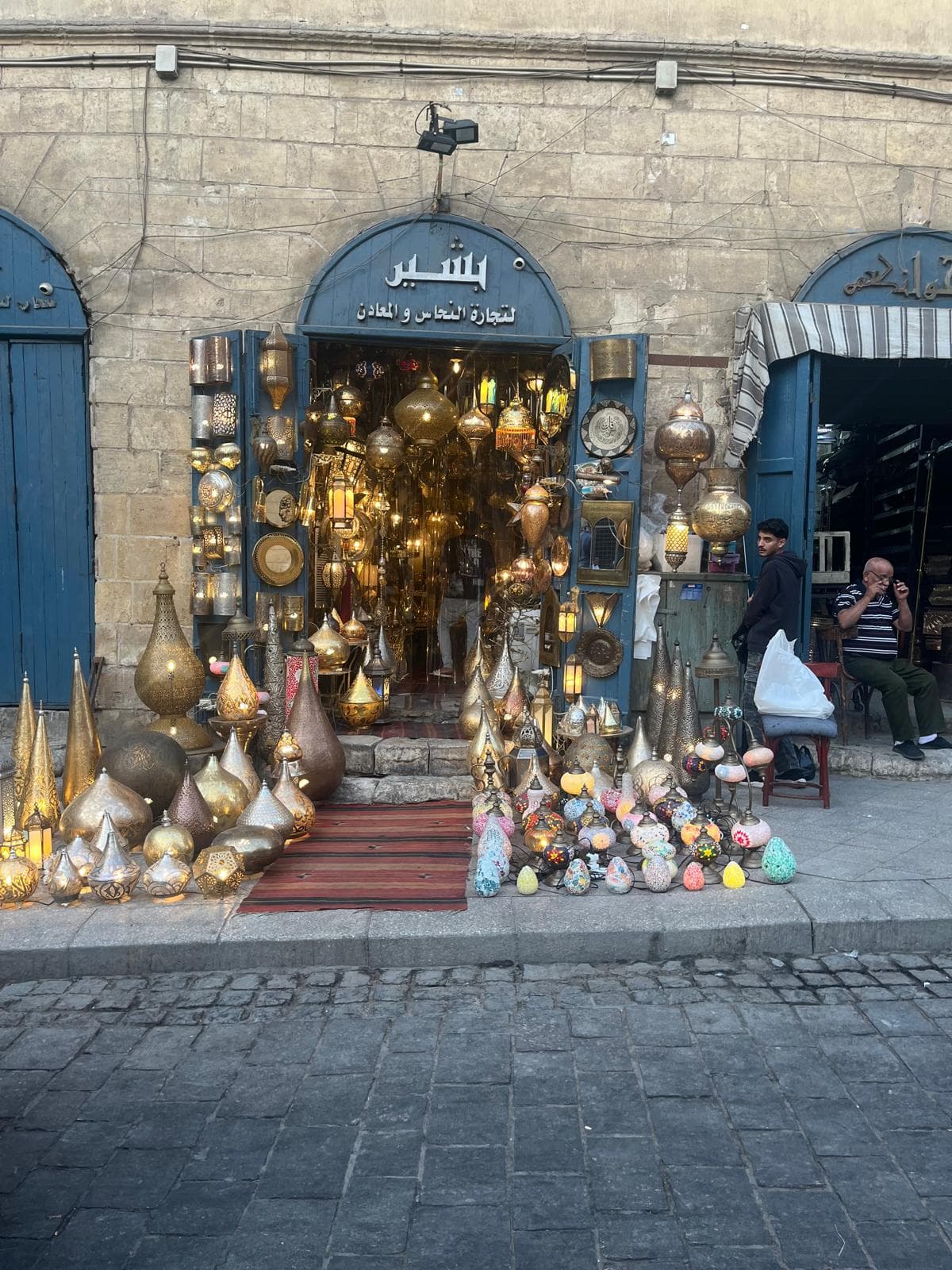 Boutique de lanternes dorées au Caire, Khan el-Khalili, Escapades Sérénité