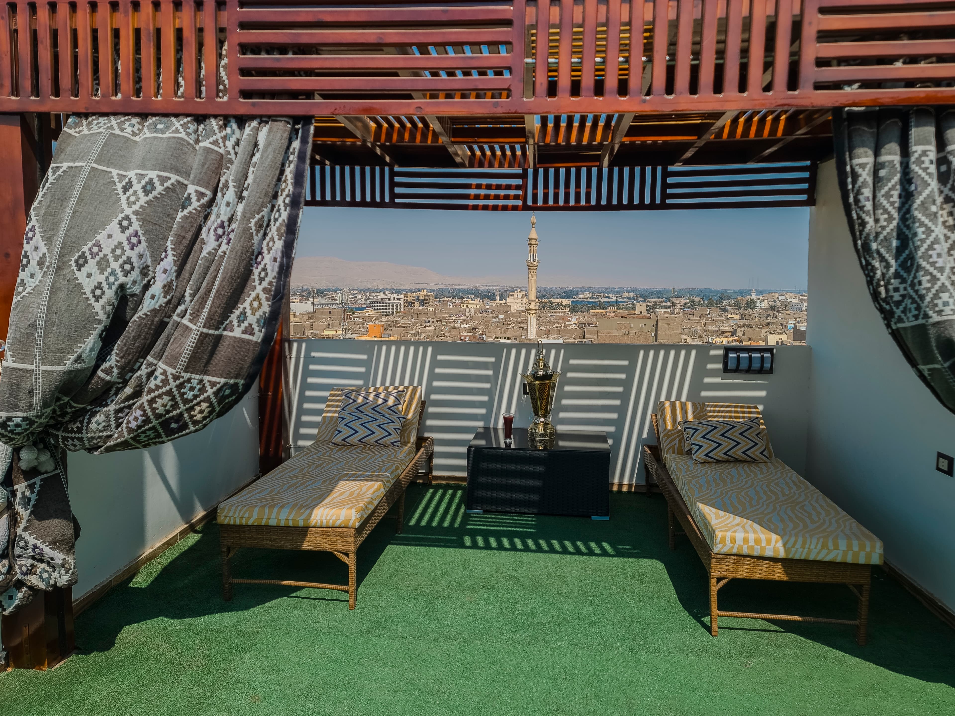 Transats et pergola sur le rooftop de La Thébaïde