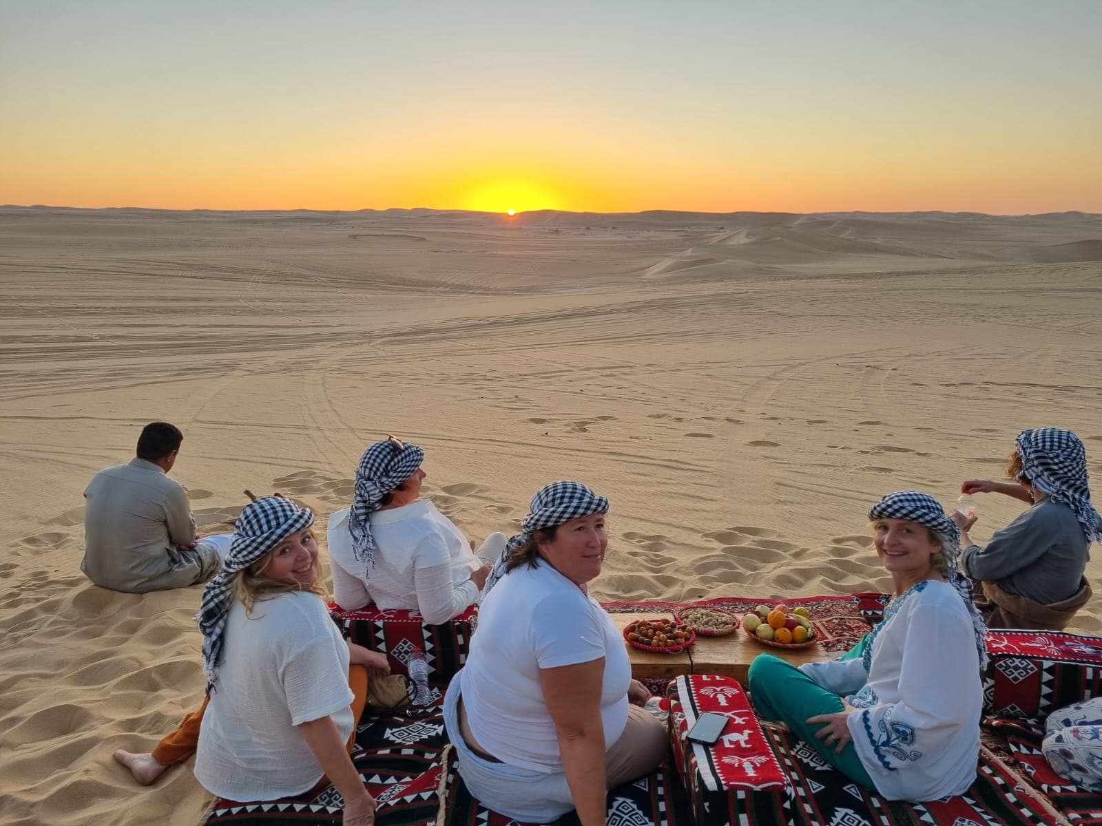Festin bédouin au coucher de soleil sur les dunes, Escapades Sérénité