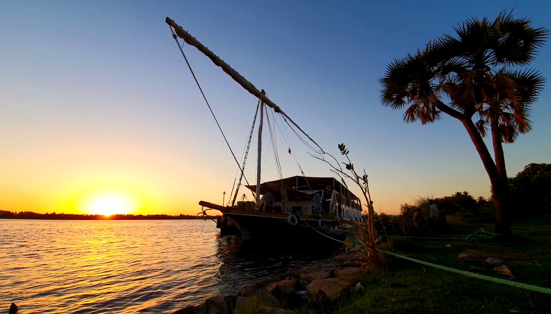 Dahabiya naviguant sur le Nil au coucher du soleil