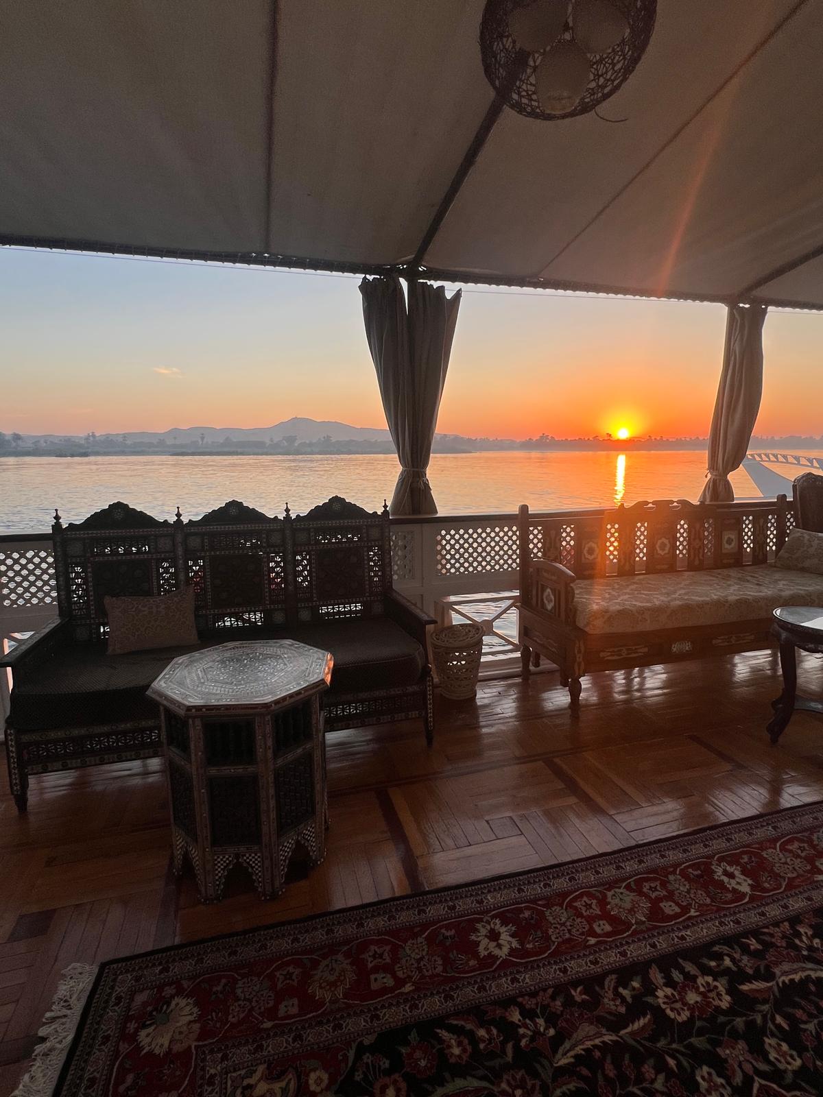 Salon de la dahabiya au coucher de soleil sur le Nil