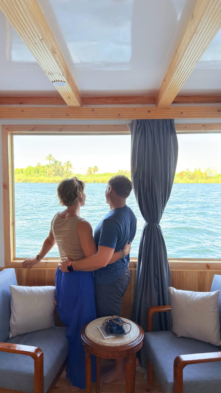 Couple regardant le Nil depuis la cabine de la dahabiya